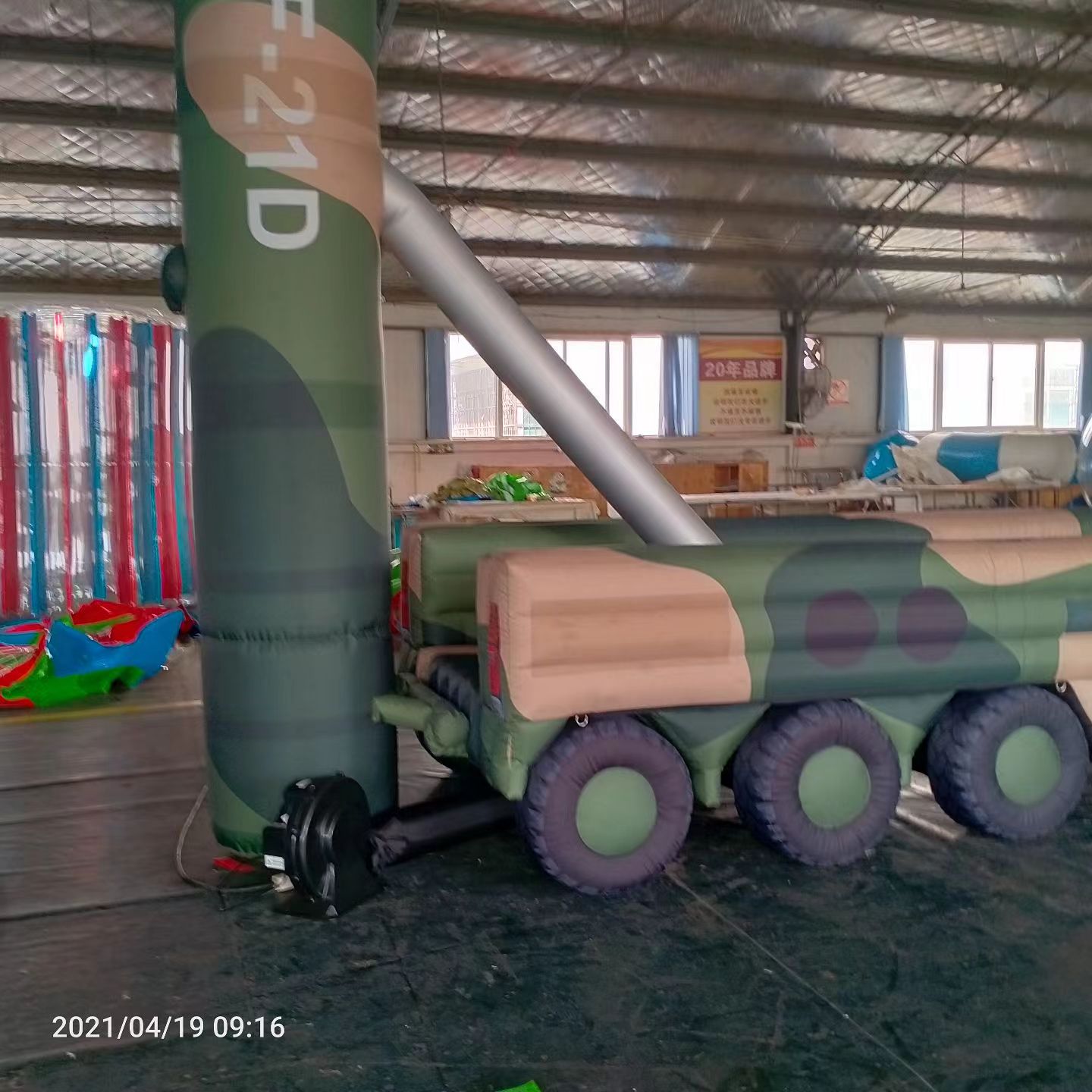 沙湾军事演习中的充气目标车辆：模拟发射车雷达车坦克飞机
